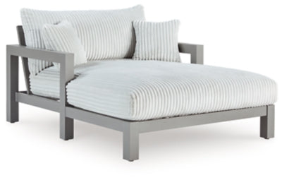 Chaise longue de exterior con vista a la luz de la luna y cojín