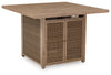 Mesa de bar al aire libre con fogata de Walton Bridge