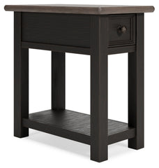 Mesa auxiliar junto a la silla Tyler Creek